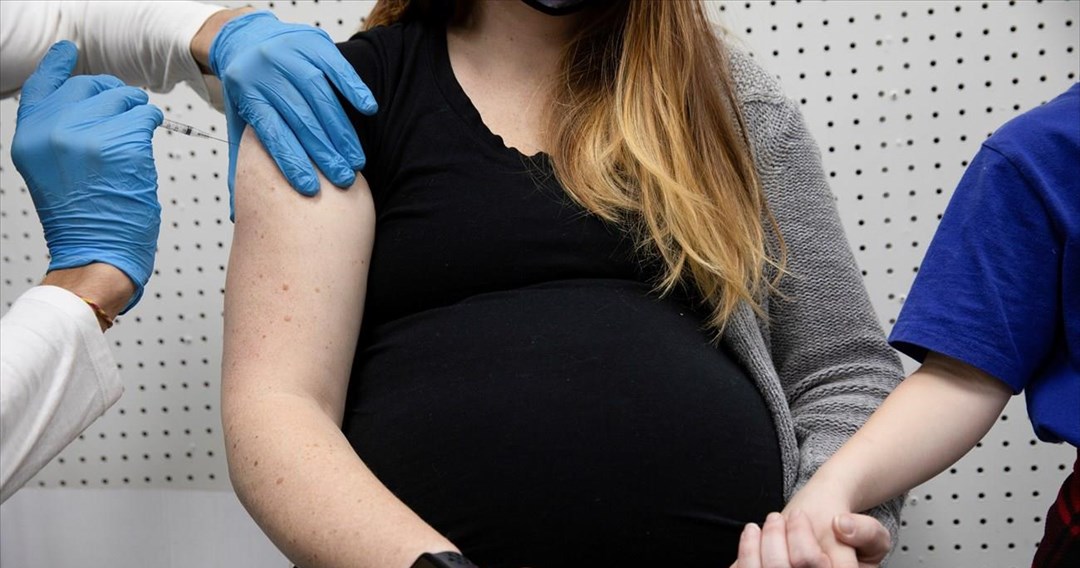 Πώς επιδρούν τα εμβόλια κατά του Covid-19 σε έγκυες και νεογέννητα