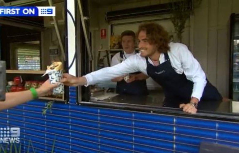 Ο Τσιτσιπάς τυλίγει σουβλάκια με αρνί και ρόδι στη Μελβούρνη – Δείτε το βίντεο