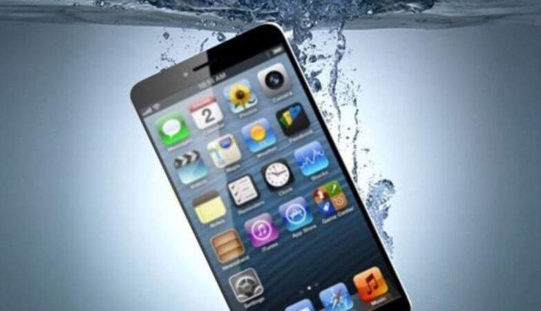 Πώς-να-σώσετε-το-κινητό σας-αν-πέσει-στο-νερό-θήκες-κινητών